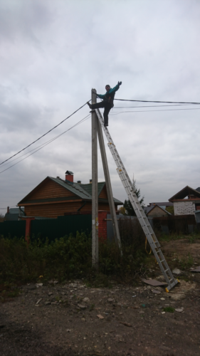 Бывший электрик, а работает в настоящем